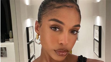 Lori Harvey shows off her incredible body in a skimpy bikini as。